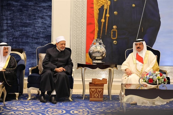 ملك البحرين يوجّه رسالة شكر وتقدير لشيخ الأزهر ويشيد بجهوده في تعزيز الحوار ودعم قضايا الأمة 