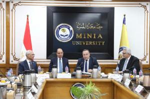 وزير التعليم العالي والقائم بعمل وزير الثقافة يترأس اجتماع المجلس الأعلى للجامعات بجامعة المنيا