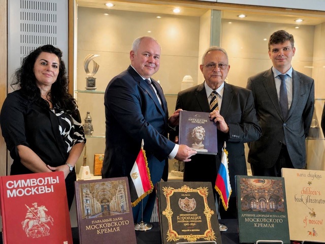 البيت الروسي يهدي مكتبة الإسكندرية 150 إصدارًا باللغة الروسية لتعزيز التعاون الثقافي بين البلدين