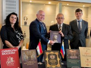 البيت الروسي يهدي مكتبة الإسكندرية 150 إصدارًا باللغة الروسية لتعزيز التعاون الثقافي بين البلدين