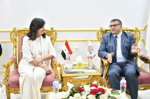 محافظ قنا يستقبل السفيرة نبيلة مكرم لتوسيع نطاق المبادرات التنموية

